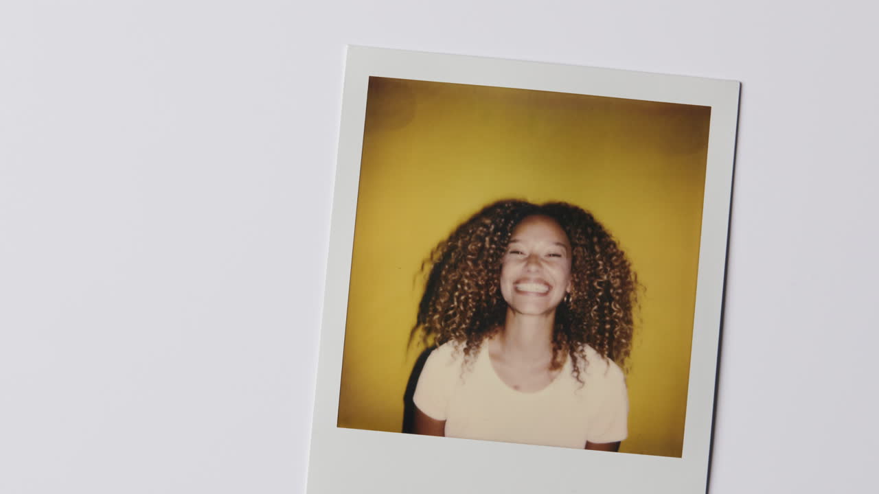 secuencia de movimiento de parada de fotos de películas instantáneas de hombres y mujeres jóvenes llenando el marco