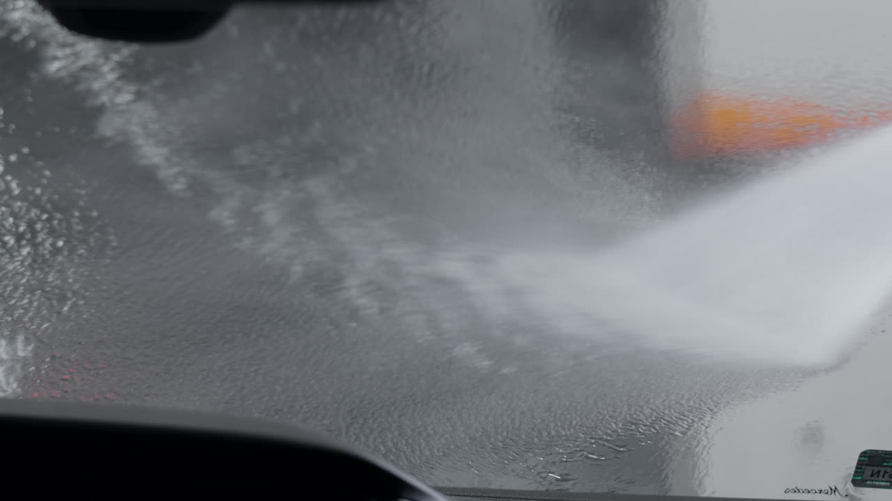 L'auto viene lavata in un lavandino automatico
