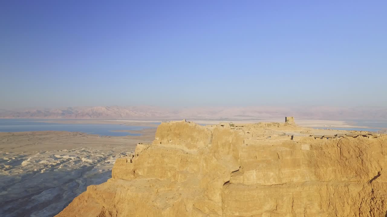 volando alrededor de la fortaleza de masada con cielo azul