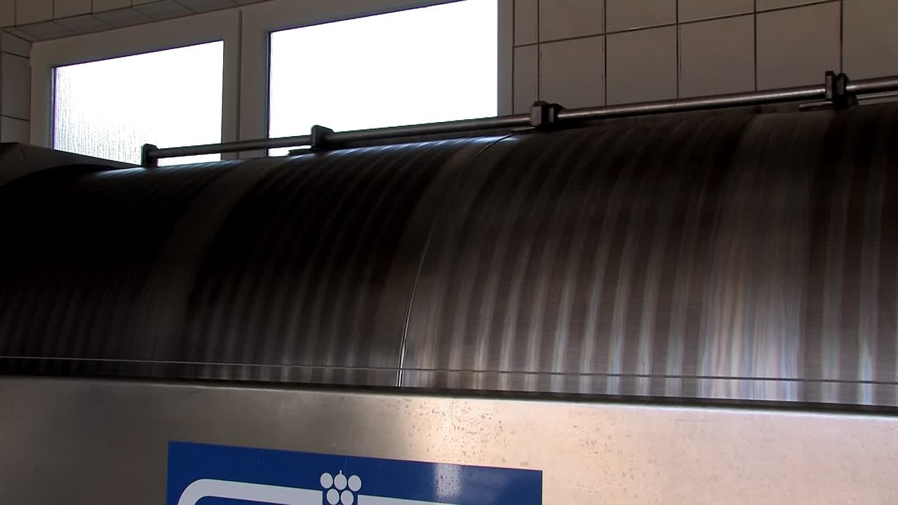 작동 중인 현대적인 기계식 스테인리스 스틸 와인 프레스