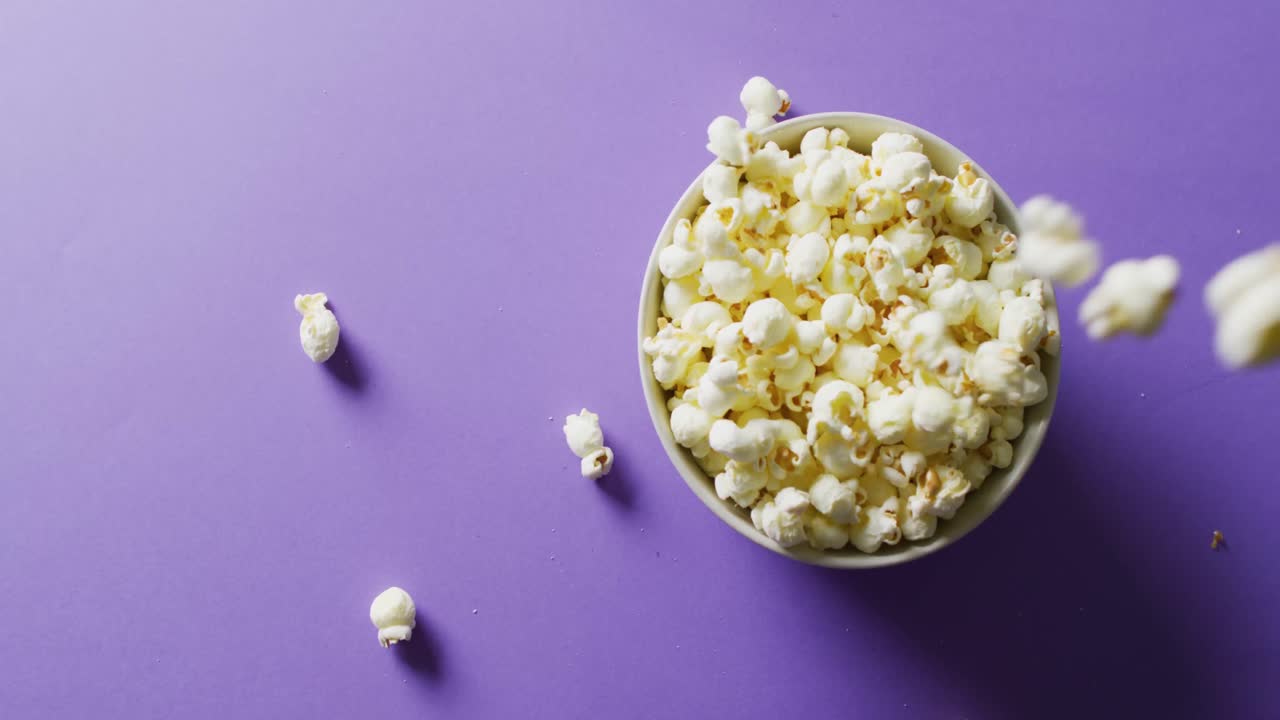 Video ravvicinato di popcorn su sfondo viola