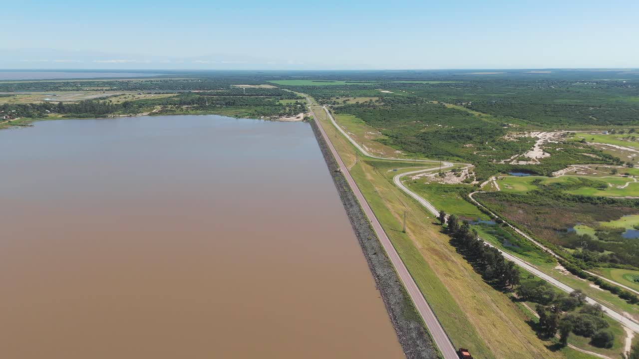 Vue panoramique par drone survolant le barrage frontal de Termas de Río Hondo au réservoir de Río Hondo