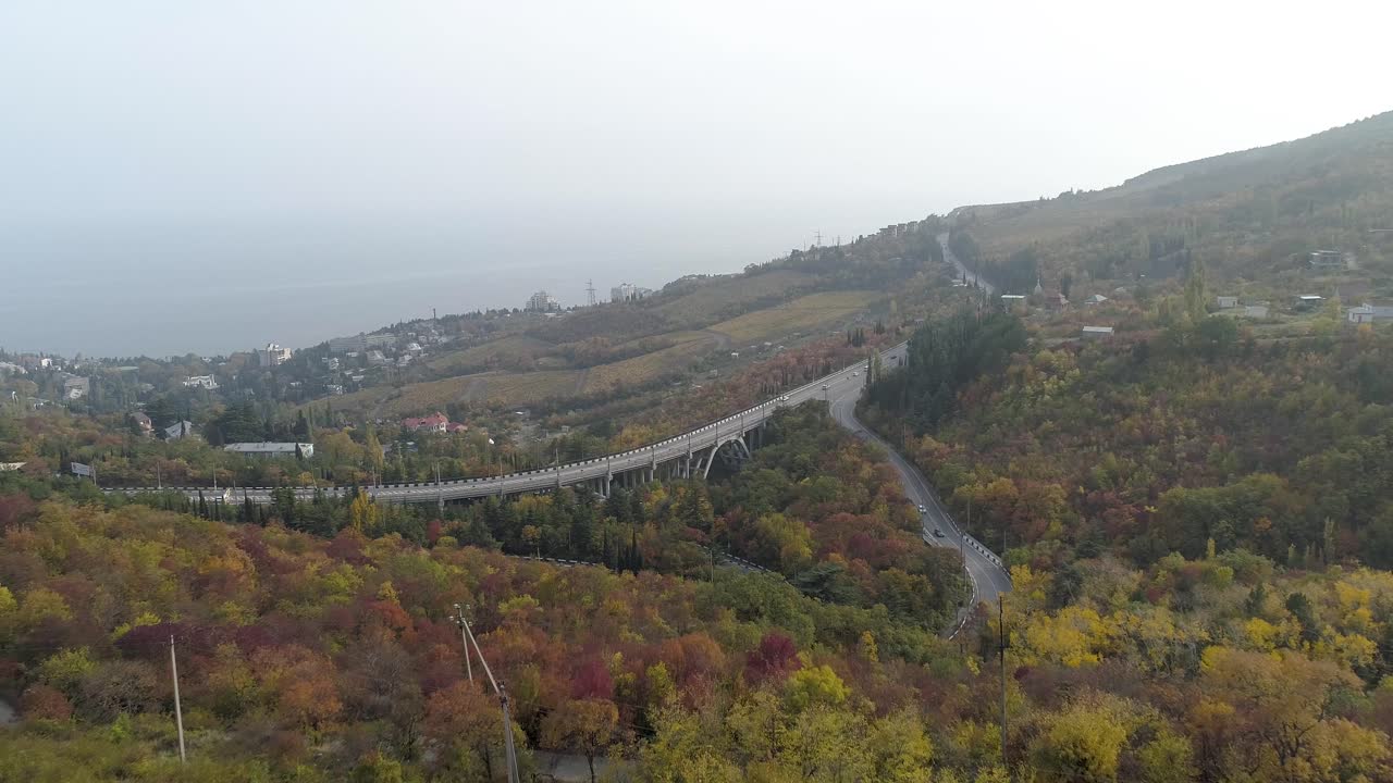 가을 잎자루와 다리가 있는 산길
