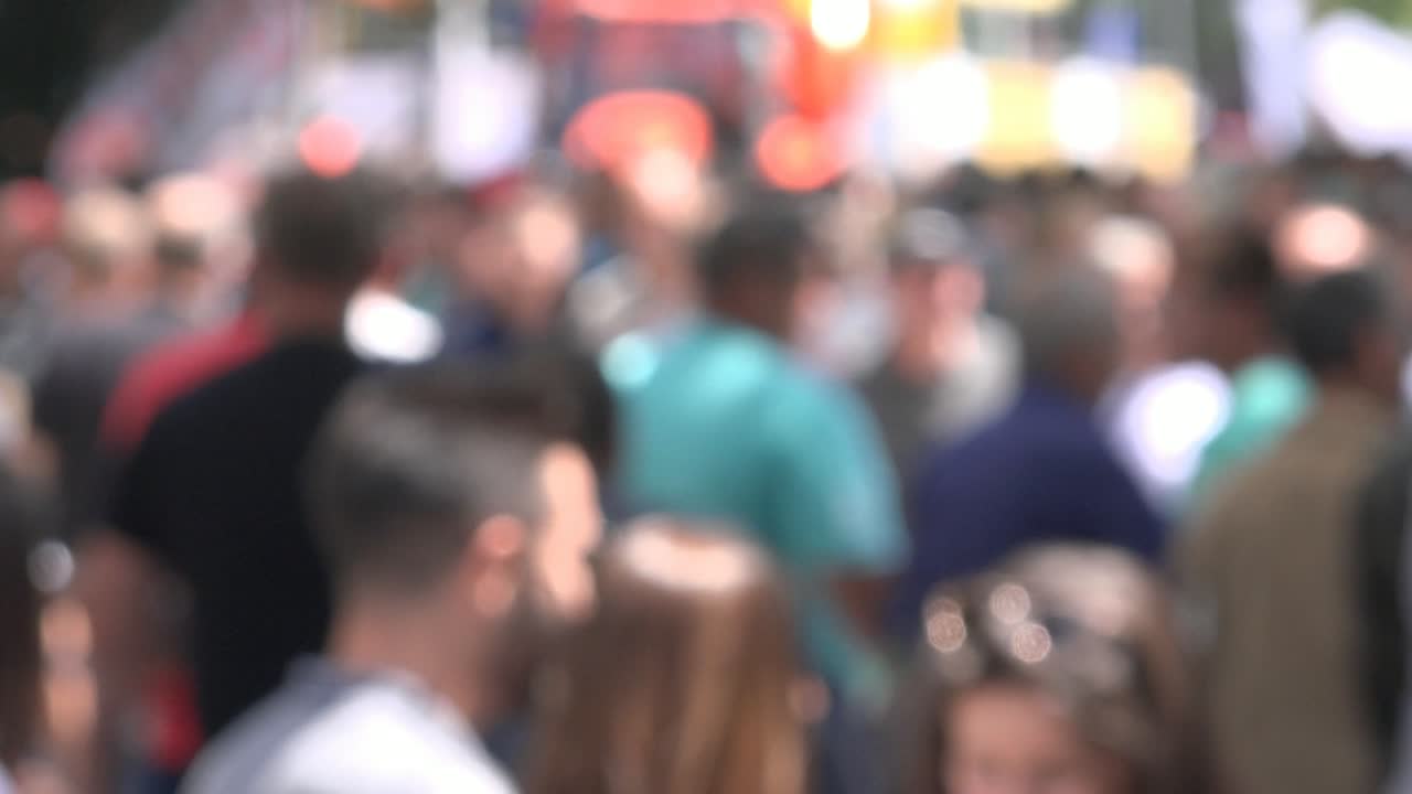multitud borrosa en la calle de la ciudad, concepto de gdpr