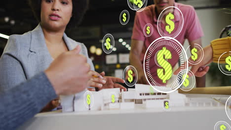 animación de símbolos de dólar y procesamiento de datos sobre diversas personas de negocios en la oficina