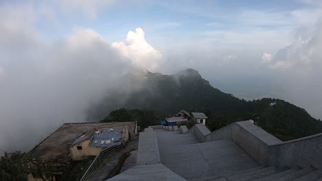 Lapso-De-Tiempo-De-Las-Nubes-Flotando-En-El-Valle-De-Los-Rangos-De-Parasnath-En-Jharkhand,-India