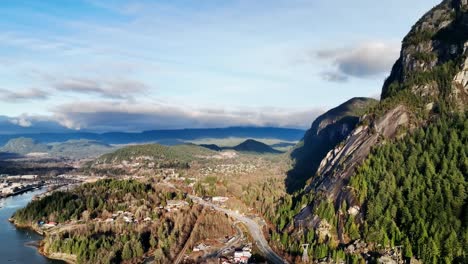 vista aérea de la autopista del mar al cielo con parapente cerca del jefe stawamus en squamish, columbia británica, canadá