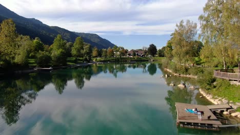 subida aérea suave desde el lago que muestra impresionantes vistas austriacas en kuchl en las afueras de salzburgo