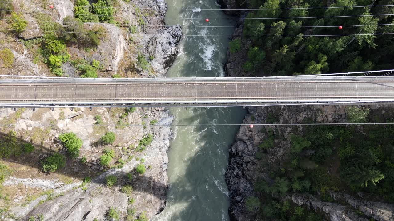 imágenes aéreas de 4k del puente del cañón hagwilget en el norte de columbia británica en el verano de 2021