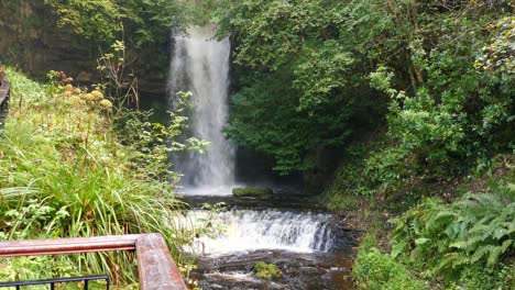 Glencar-Wasserfall-Eingebettet-In-Einer-Kleinen-Schlucht-In-Irland-Und-Spät-Im-Herbst-Nach-Regen-Mit-Wasser-Gefüllt