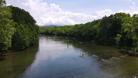 Excelente-Vista-Aérea-De-Personas-Que-Viajan-En-Balsas,-Canoas,-Kayaks-Y-Cámaras-De-Aire-Por-El-Río-Shenandoah-En-Virginia