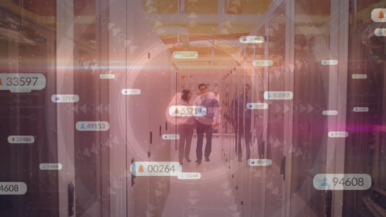 animación de texto 6g, iconos de redes sociales en banners sobre escaneo de alcance y personas en la sala de tecnología