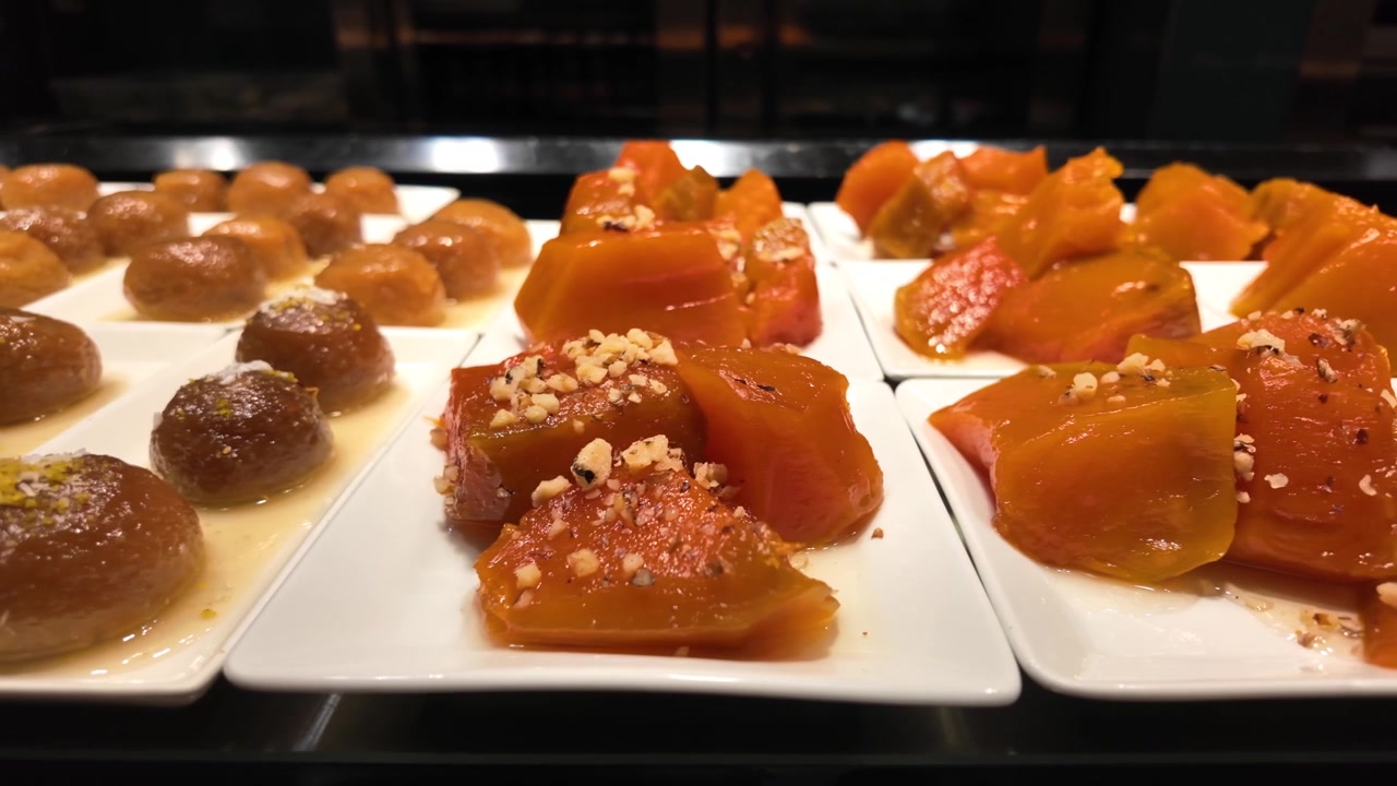 Dolci tradizionali turchi assortiti esposti su piatti bianchi