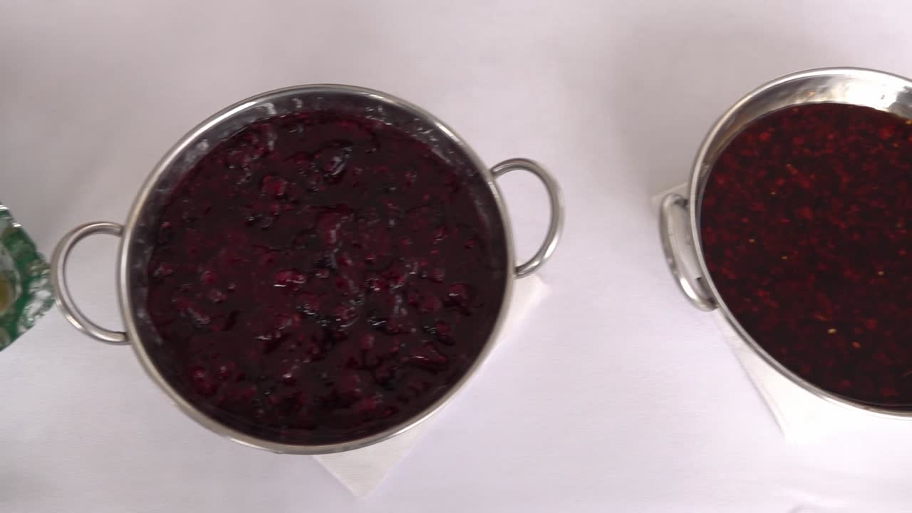 테이블에 드레싱과 올리브