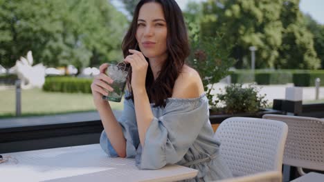 Hermosa-Mujer-Sentada-En-Un-Restaurante-Al-Aire-Libre-Y-Sorber-Mojito-Dring-En-Día-Caluroso-De-Verano