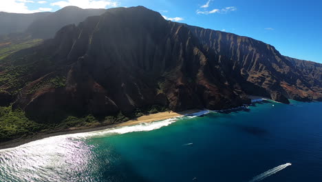 vista aérea de la costa azul y las olas rompiendo a lo largo de las colinas ondulantes en kauai hawaii