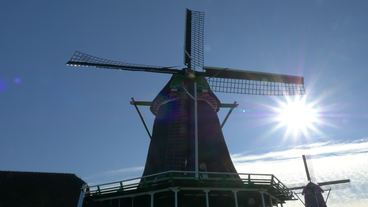 viajando al lado del molino de viento, zaanse schans, países bajos