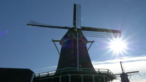 Viajando-Al-Lado-Del-Molino-De-Viento,-Zaanse-Schans,-Países-Bajos