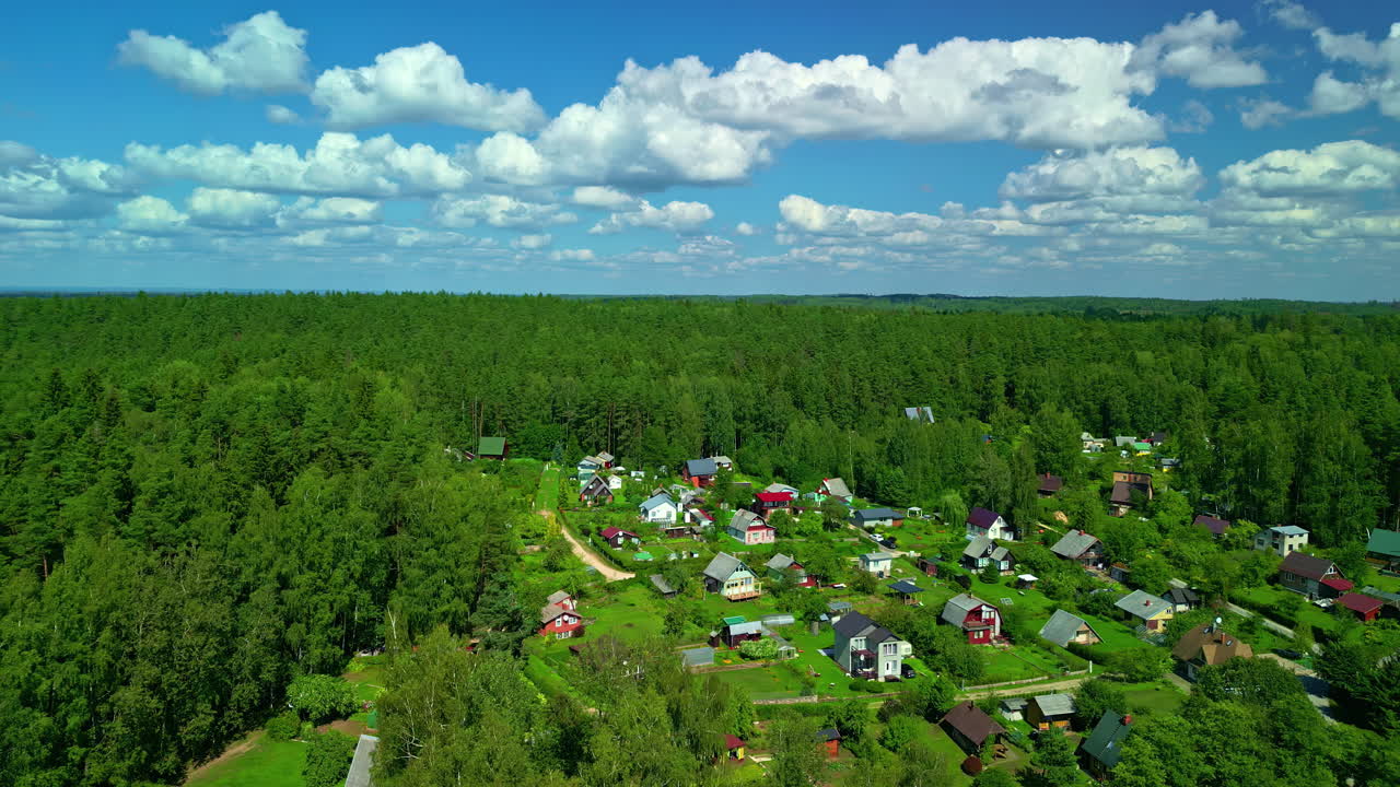 파란 하늘은 소나무로 둘러싸인 작은 마을 위에  ⁇ 색  ⁇ 은 구름