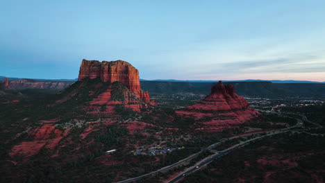 Pintorescas-Rocas-Rojas-De-Sedona-En-Arizona-Al-Atardecer---Disparo-Aéreo-De-Drones