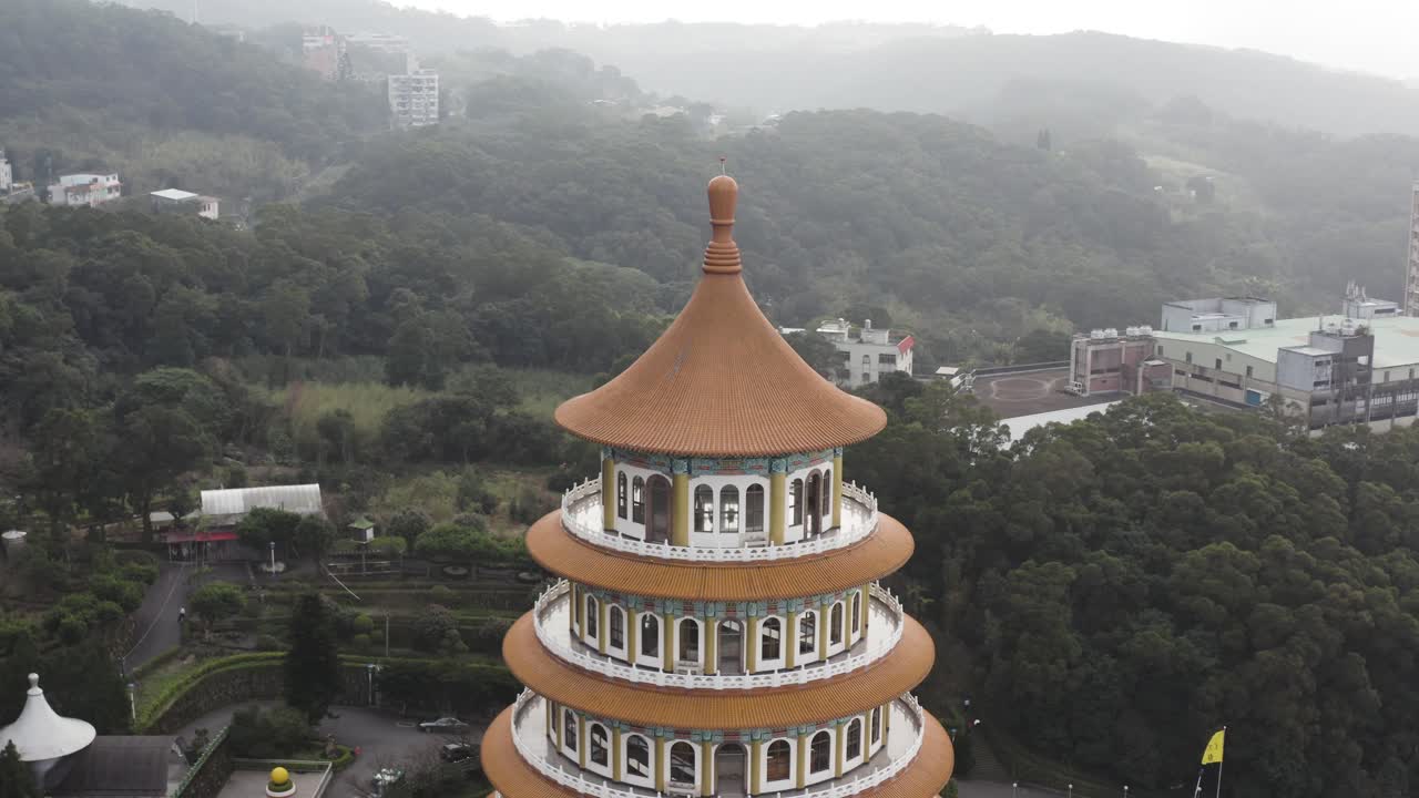 movimiento circular de la parte superior vista del templo - experimentando la cultura taiwanesa de la espectacular torre escalonada de cinco pisos pagaoda tiantan en el templo wuji tianyuan en el distrito de tamsui taiwán