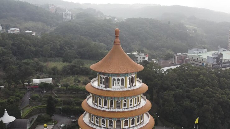 Vue en mouvement circulaire de la partie supérieure du temple - Découvrez la culture taïwanaise à travers la spectaculaire pagode Tiantan à cinq étages, située au temple Wuji Tianyuan dans le district de Tamsui, Taïwan.