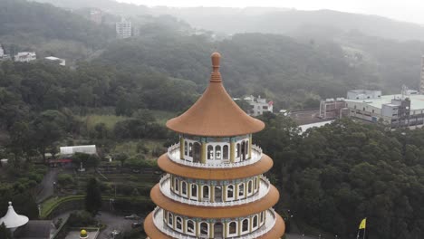 movimiento circular de la parte superior vista del templo - experimentando la cultura taiwanesa de la espectacular torre escalonada de cinco pisos pagaoda tiantan en el templo wuji tianyuan en el distrito de tamsui taiwán