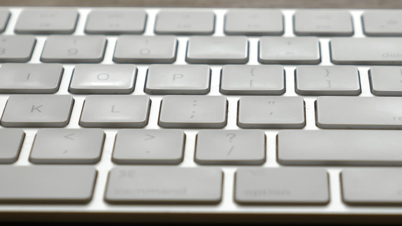 패닝 동작이 있는 사과 매직 키보드의 근접 촬영