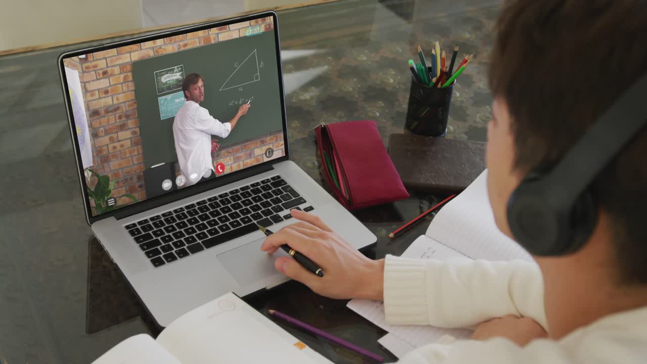 animación de un niño asiático con auriculares teniendo lecciones en línea en una computadora portátil en casa