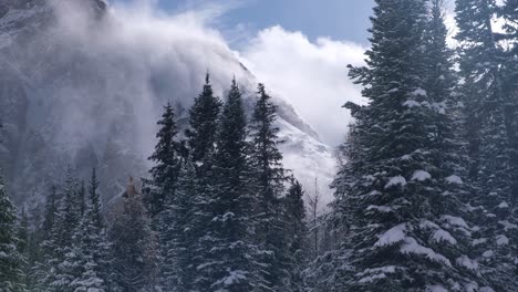 加拿大阿西尼博因國家公園 (asiniboine national park) 的山坡上出現了令人印象深刻的雲層