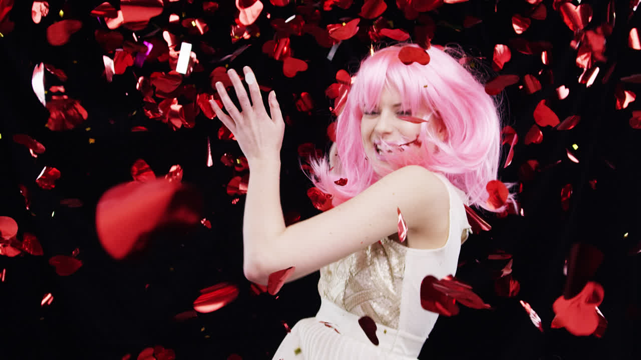 ⁇ 런타인 데이 여자  ⁇ 은 마음에서 춤추는 느린 동작 파티 사진 부스