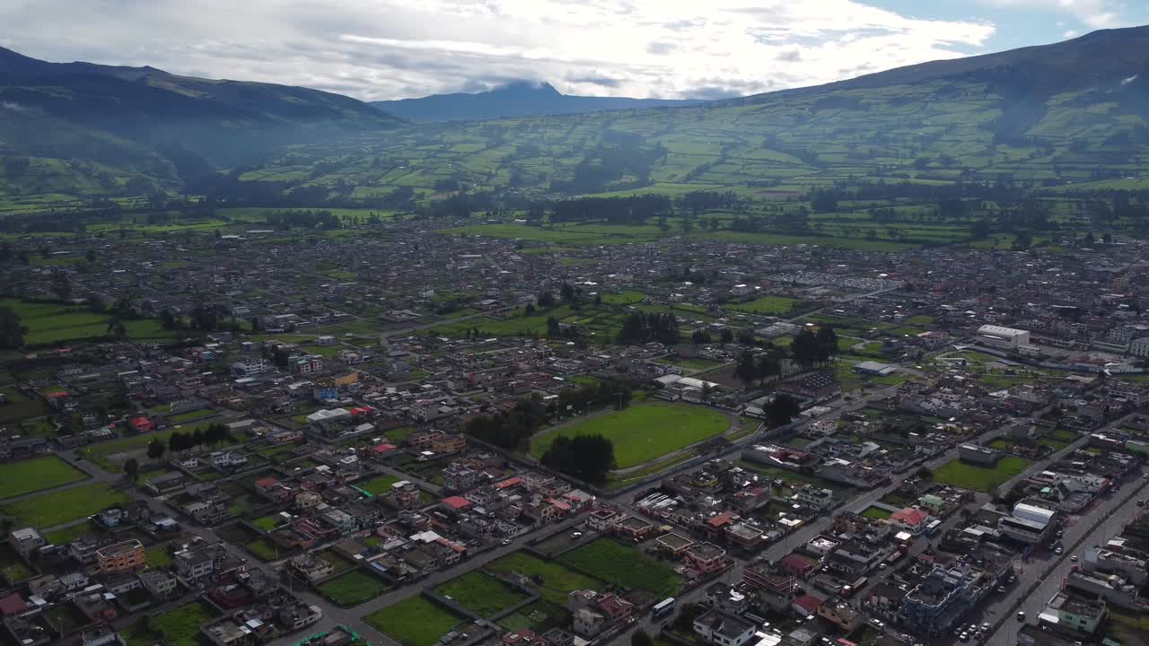 vista aérea machachi ciudad ecuatoriana lejana montaña volcán sincholagua