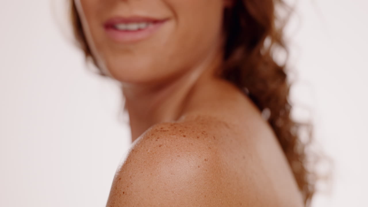 pluma, estudio y hombro de mujer