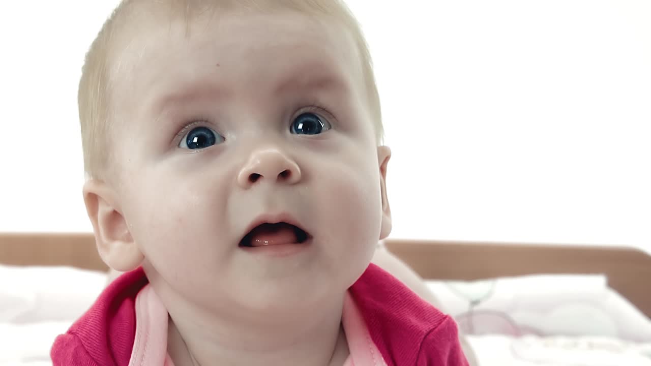 Søt liten baby leker på stellebordet 2