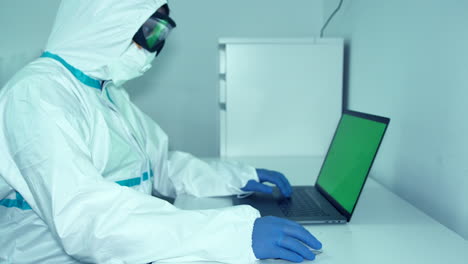 trabajador de la salud en equipo completo trabajando en la computadora portátil para investigar durante la pandemia - plano medio