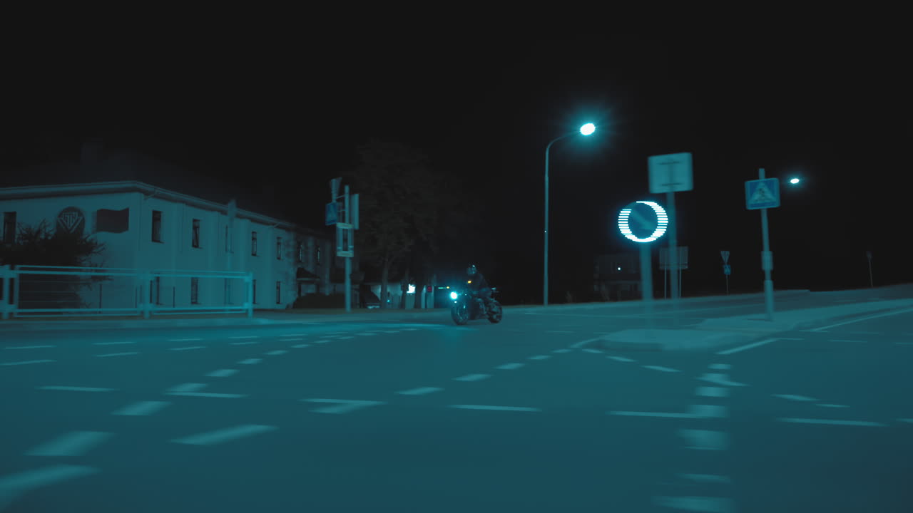 한 남자가 스포츠 오토바이의 회전으로 들어가서 속도를 높인다.