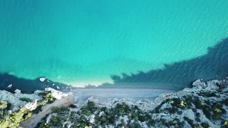 Fliegen-Zum-Geheimen-Leeren-Strand