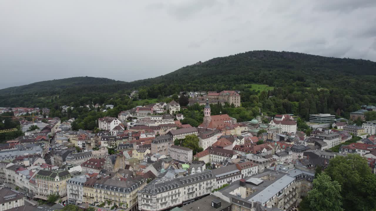 Luftfoto af Baden-Badens forenede grønne bylandskab, Tyskland, en traditionel kurby