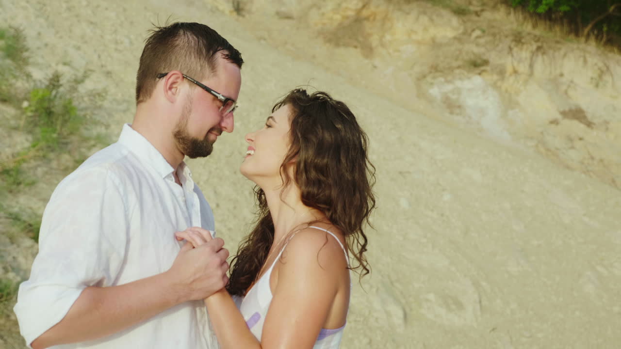 mojado después de una lluvia amorosa pareja besándose en la playa video hd