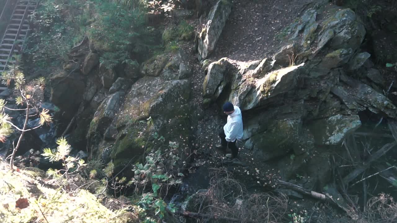 바위 협곡 을 가로질러 산책 하는 것