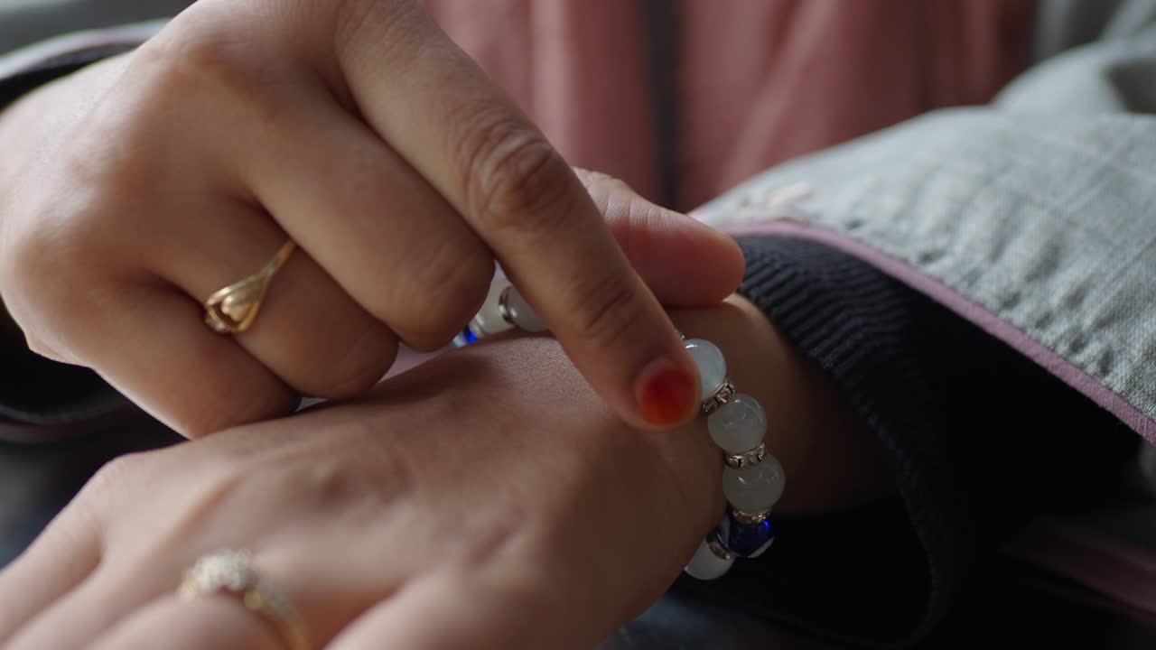 женщина надевает браслет с заклинанием злого глаза