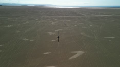 Sandyacht-In-Aktion-An-Einem-Sonnigen-Nachmittag-Am-Strand-Von-Hoylake---Luftdrohne,-Wirral,-Großbritannien