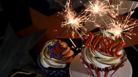 Bengalas-Explotando-Detrás-De-EE.UU.-Cupcake-Rojo,-Blanco-Y-Azul-Con-Parte-Superior-De-Remolino-De-Merengue-Tostado