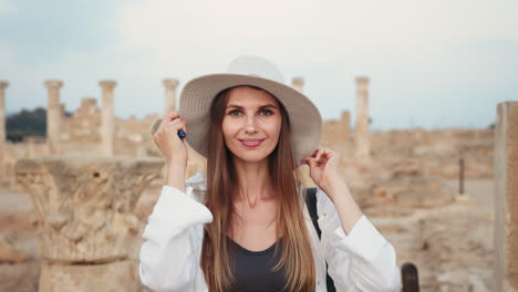 mujer visitando antiguas ruinas