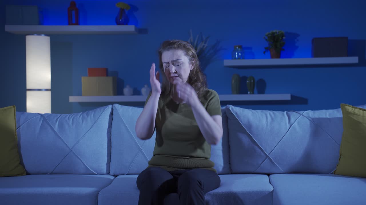 la mujer está hablando sola y enojándose.