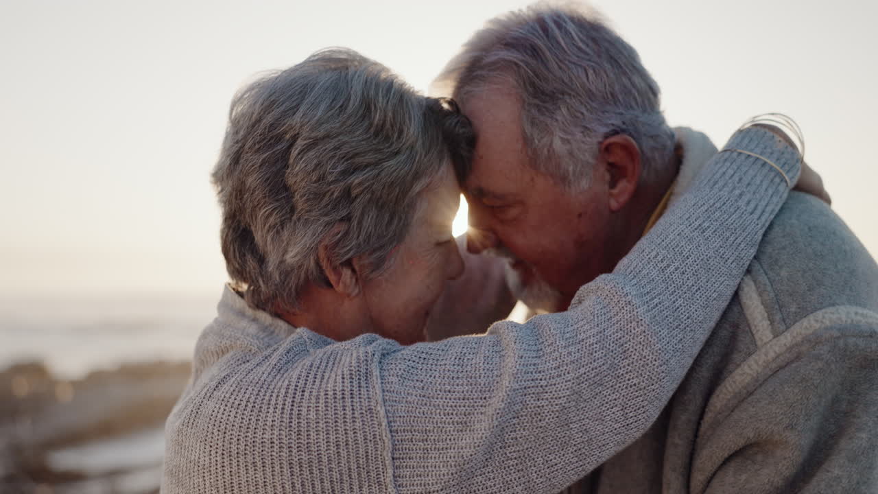 apoyo, abrazo o pareja de ancianos en la playa bailando