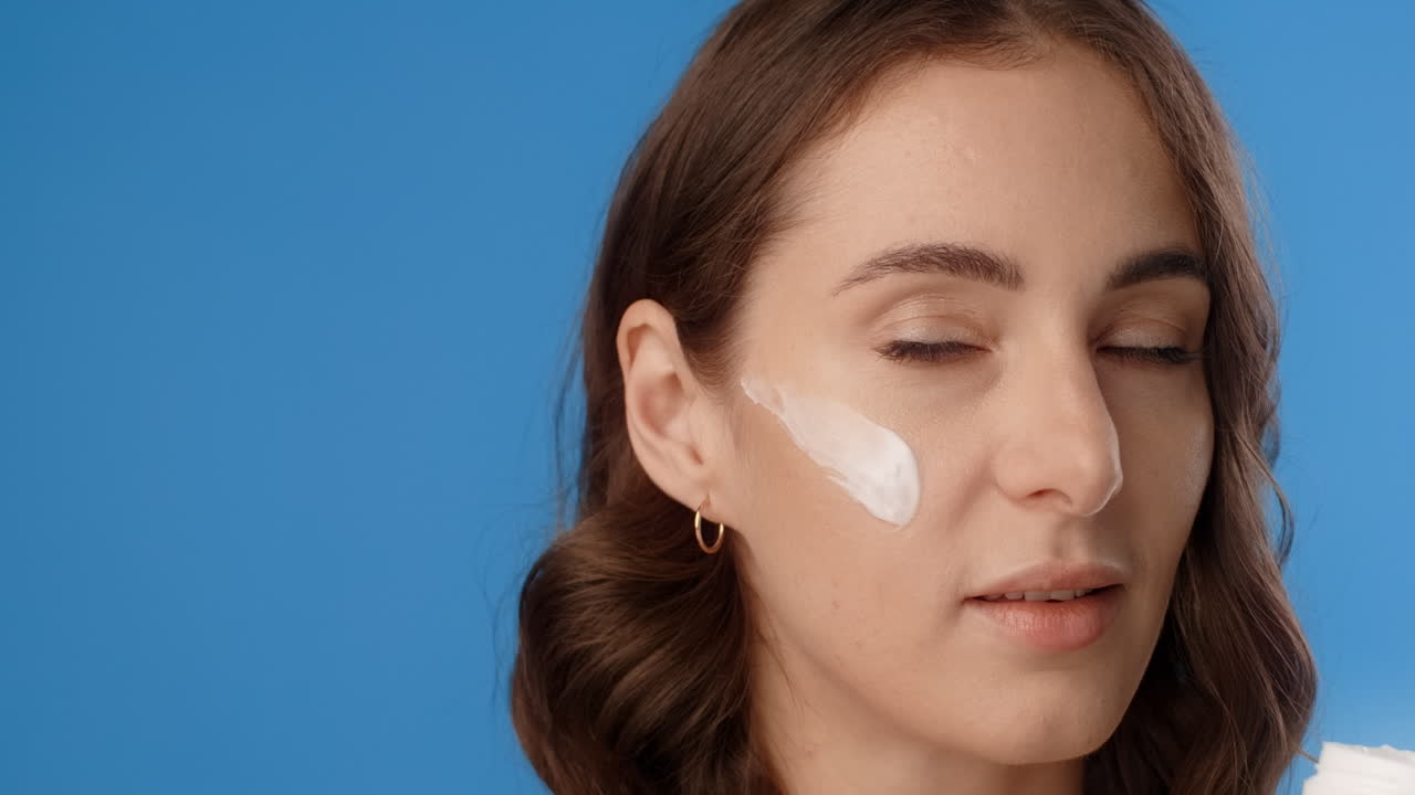 얼굴 크림 을 바르는 여자