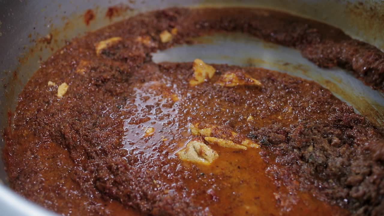 cocinar salsa roja india en una sartén grande