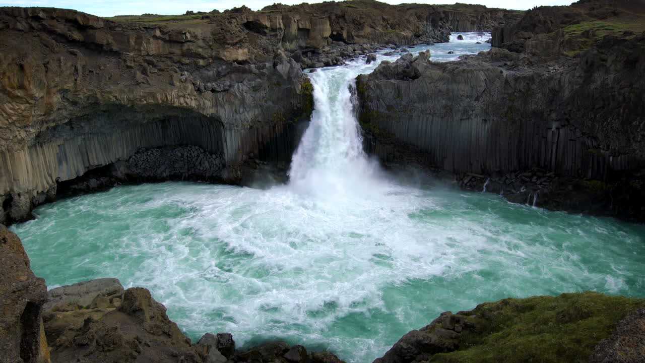 la cascada de aldeyjarfoss en el norte de islandia.