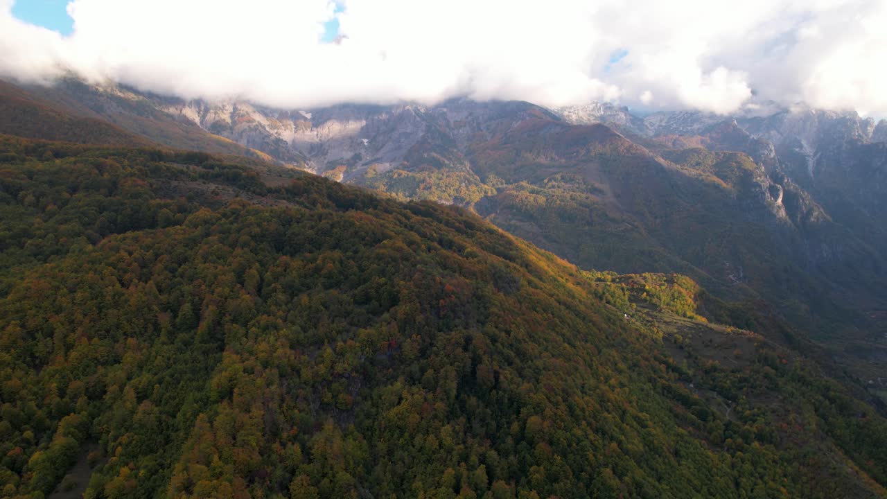 montañas bajo las nubes en otoño, colorido follaje de bosque salvaje en albania
